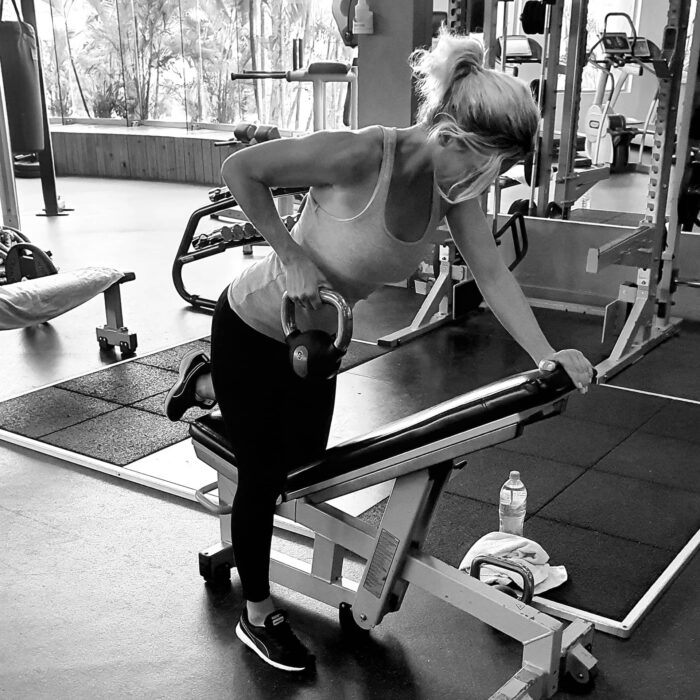 foto von julia, die als Trainerin in einem Fitnessstudio trainiert