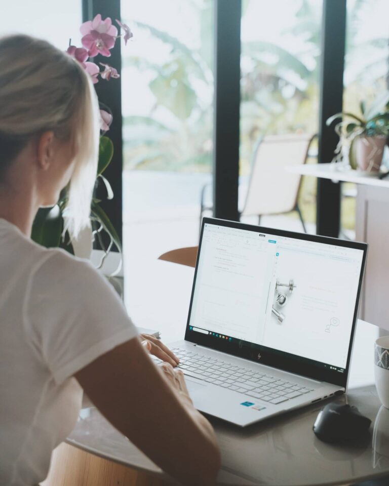 Person arbeitet an onlinekurs für personaltrainer und physiotherapeuten