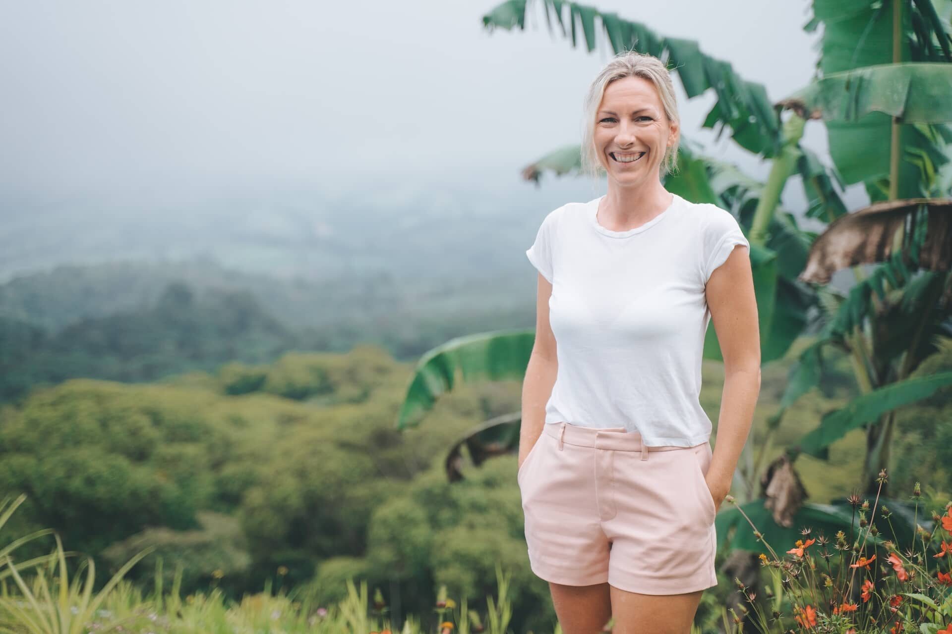 portrait von julia ehrenheim vor palmen arbeiten im paradies
